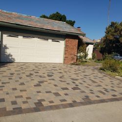 Vindel's Construction - Paver driveway, combination of Sky Ranch and Charcoal Brown colors.