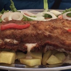 La Goleta de Cudillero - Bandeja Cachopo con ensalada y patatas