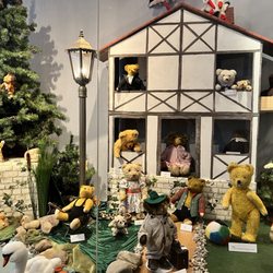 Stadtmuseum Schleswig - Retro-Teddys in retro-Ambiente im Teddyhaus