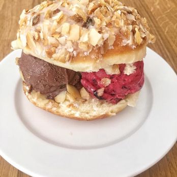 Berliner Pfannkuchen - Berliner Pfannkuchen gefüllt mit Eis - Cafes Near Me - Berlin, BE Berliner Pfannkuchen - Berliner Pfannkuchen gefüllt mit Eis - Cafes Near Me - Berlin, BE