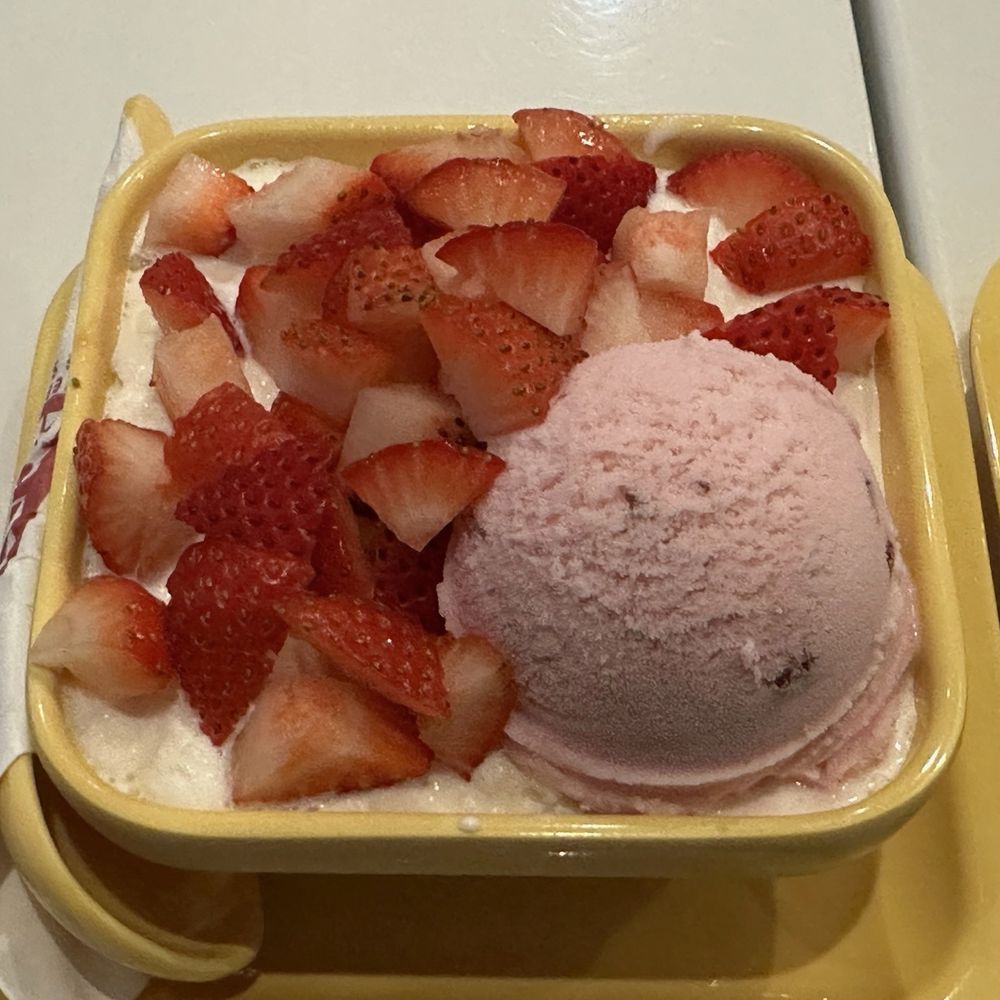 Sweethoney Dessert - Strawberry Vanilla Frost - Desserts Near Me - Alhambra, California Sweethoney Dessert - Strawberry Vanilla Frost - Desserts Near Me - Alhambra, California