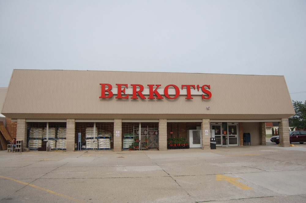 BERKOTS Updated October 2024 317 W Waupansie St, Dwight, Illinois