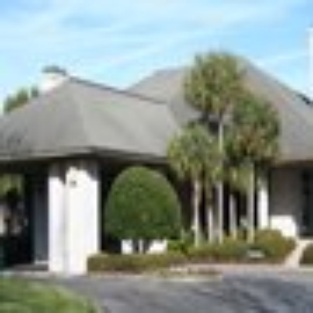 Putter's Club Bar & Grill - the front of the building - New American Near Me - St. Simons, Georgia