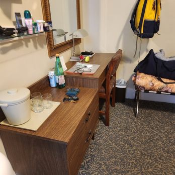 Kingston Hotel - Not much room for fans - Hotels Near Me - Vancouver, British Columbia
