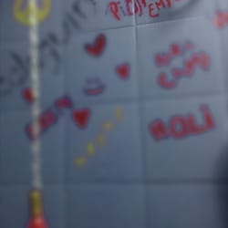 Scalaguirre - Tiene. Este espacio en el baño para que dejes tu huella, está muy grunge me gusto!