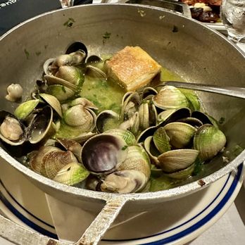 Seabra Marisqueira - AMEIJOAS À BOLHÃO PATO Clams in tangy garlic sauce - Portuguese Near Me - Newark, New Jersey