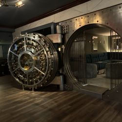 8 Horses Lounge