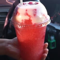 Raspados Los Pinguinos - Raspado De Fresa con Lechera