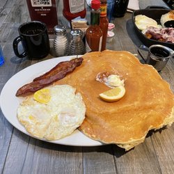 Las Vegas Walking Tours - Breakfast at Hash House a Go Go (Recommended by Kelly).