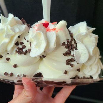 Surfin' Turtle Ice Cream Shoppe - Brownie sundae with marshmallow sauce - Ice Cream & Frozen Yogurt Near Me - Satellite Beach, Florida