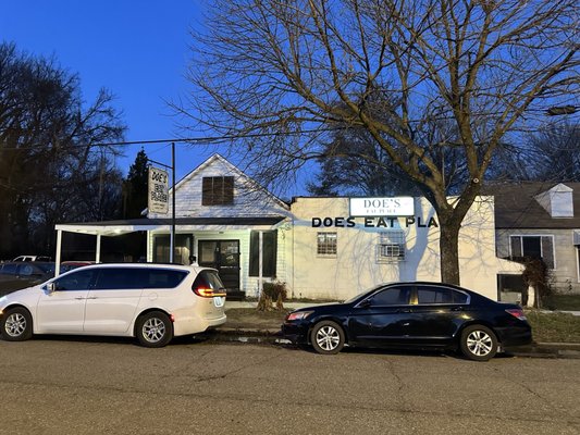 Doe's Eat Place by null