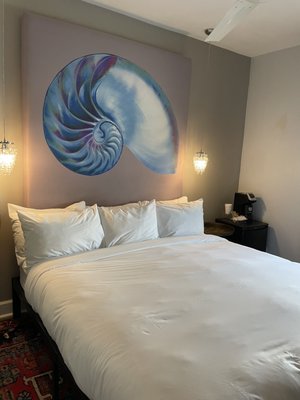 The Crescent Hotel Beverly Hills, Sonder by null