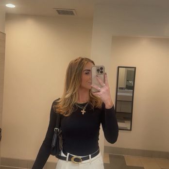 Blo Blow Dry Bar - Blow Dry/Out Services Near Me - Tampa, Florida
