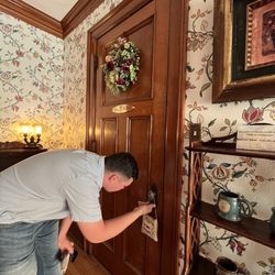 Honeybee Inn Bed & Breakfast - Queen Bee Victoria room door, hallway decor