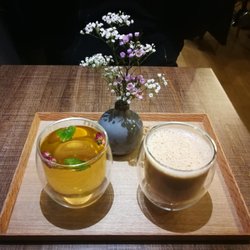 Letcha - Sakura Litchi "cold"(Bio White Tea, Cherry Blossom, Litchi, Mint) and Hong Kong Latte "hot" (Bio Assam & Cylon)