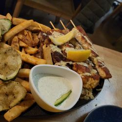 Tzatzi Qui - Skewers, zucchini, rice, and friess