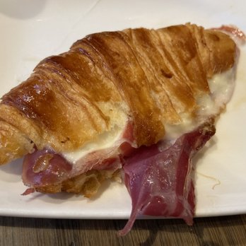 Ciutat Comtal - Mini Croissant con Jabugo (Jabugo Ham Mini Croissant) - Tapas Bars Near Me - Barcelona, B