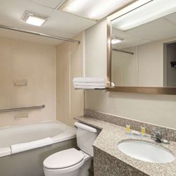 Days Inn by Wyndham Weldon Roanoke Rapids - Suite bath