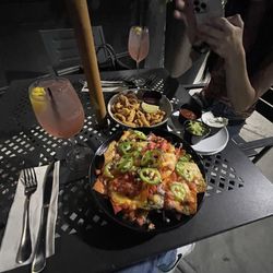 Welly's Restaurant - Fried Calamari Marlborough Mix / Hudson Mix Nachos