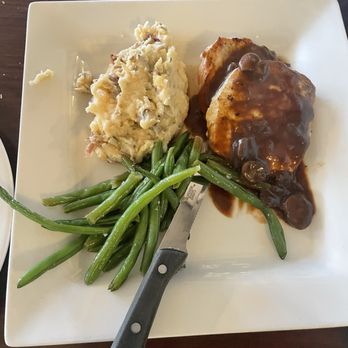 Red Coach Inn - Pork medallions - Hotels Near Me - Niagara Falls, New York