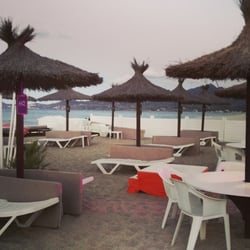 La Nouvelle Vague - Transat et parasol. 12€ la journée et 8€ l'après midi.