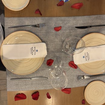 Los Montes de Galicia - Cute idea to setup the table with rose petals - Spanish Near Me - Madrid, M Los Montes de Galicia - Cute idea to setup the table with rose petals - Spanish Near Me - Madrid, M