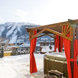 Hôtel Domaine Château Bromont - Vue de notre terrasse avec 4 spas ouvert 12 mois par année