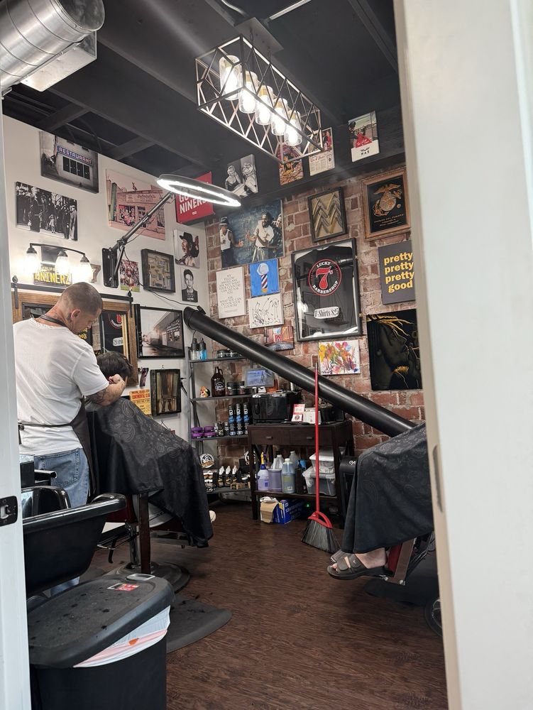 Lucky 7’s Barbershop Logo