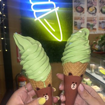 Matcha En - Matcha Frozen Soft Serve Ice Cream - Desserts Near Me - Chicago, Illinois