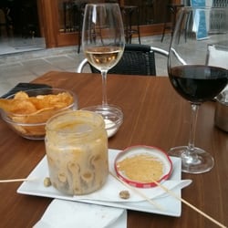 Chips amb alioli i olives amb salsa de curry, poma i ingredients secrets! Un aperitiu ideal junt amb dos copetes de vi.
