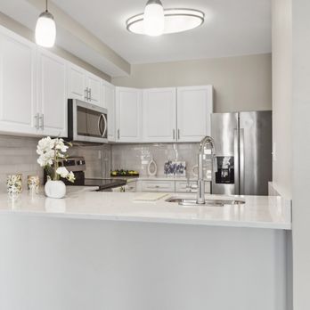 Highpoint Apartments - Chef's Kitchen with Stainless Appliances - Apartments Near Me - Quincy, Massachusetts Highpoint Apartments - Chef's Kitchen with Stainless Appliances - Apartments Near Me - Quincy, Massachusetts