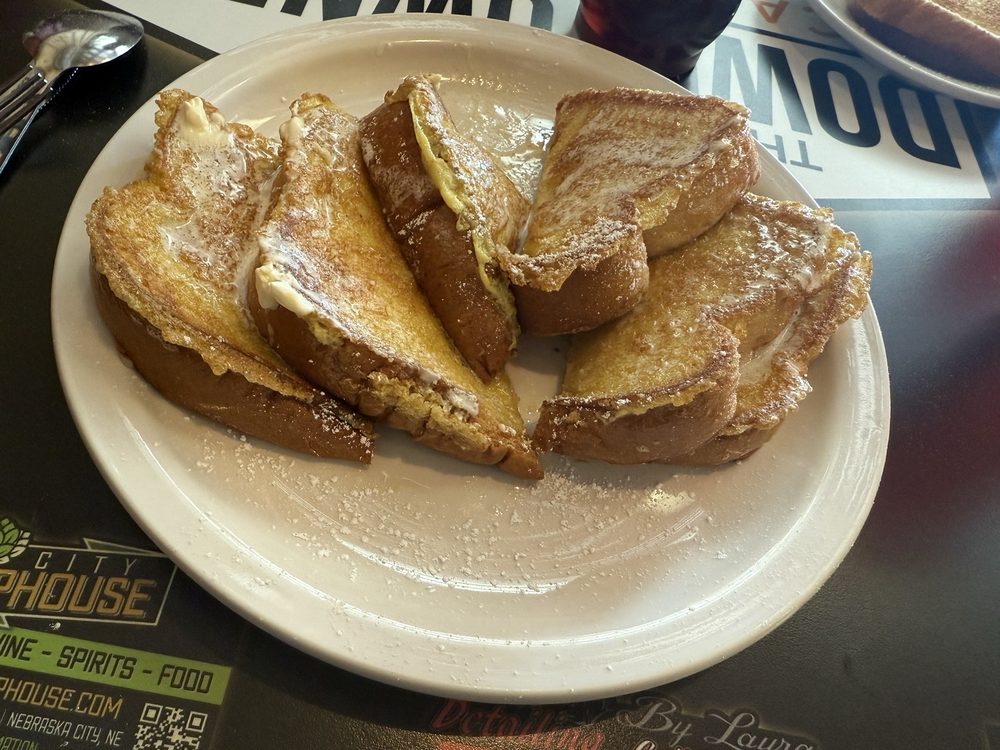 The Downtowner Casual Cafe Logo