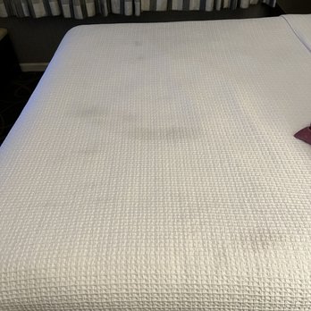 Best Western Plus Dixon Davis - Dirty bedding - Hotels Near Me - Dixon, California