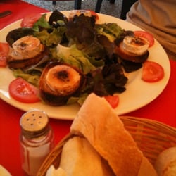 La Maison des Pêcheurs - Salade de Chevre, good choice!