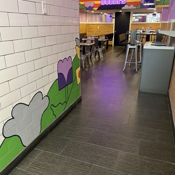 Bobbi’s - Nice seating area - Pizza Near Me - New Haven, Connecticut