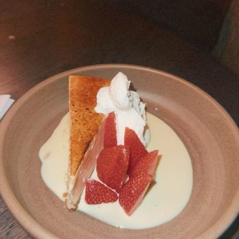 Earls Kitchen + Bar - Crème brûlée cheesecake - Cocktail Bars Near Me - Honolulu, Hawaii