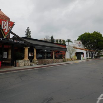 BJ's Restaurant & Brewhouse - For those that like to sit out in the dinning area to enjoy the evening they do have seating outside . - Pizza Near Me - La Mesa, California