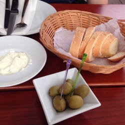 Casa Mia - Vorab gibt es Brot, Dip und Oliven auf's Haus!