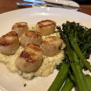 Seasons 52 - Scallops - cooked perfectly and tasty - New American Near Me - Burlington, Massachusetts