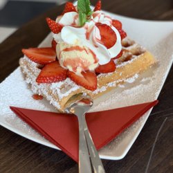 Stadtcafe - Waffle with ice cream and strawberries