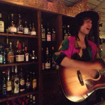 Far I Hatten - Kristian Antilla playing acoustic in the bar, literally :) - Restaurants Near Me - Malmö, M