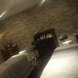 Embury Spa - They Couples Harmony Suite is amazing! There is a Large Steam in tge Room as well!