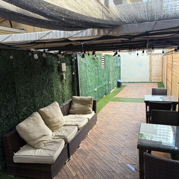 Waikiki Beachside Hostel - Patio - Hostels Near Me - Honolulu, Hawaii