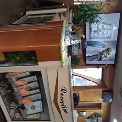 Red Nails - Reception area
