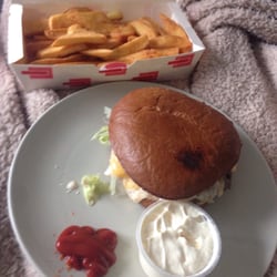 Cowboy Burger - Tripple Cheese burger, pomfritter og mayo. Ser yderst almindeligt ud men smagte som var jeg kommet i burgerhimlen!!