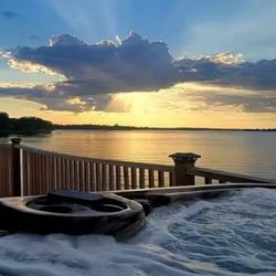 AnnaBella Lakefront Resort - Hot tub sunset view