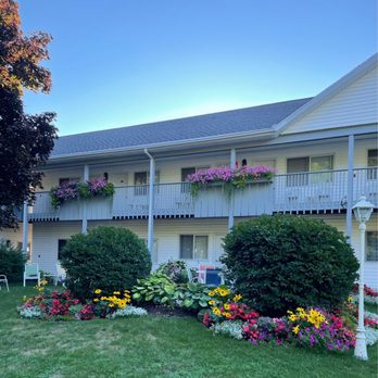 Main Street Motel - Outside flowers - Hotels Near Me - Fish Creek, Wisconsin Main Street Motel - Outside flowers - Hotels Near Me - Fish Creek, Wisconsin