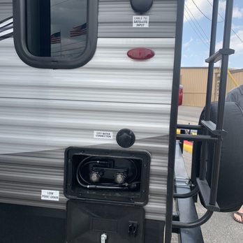 Crestview RV Superstore - Outside shower hose for rinsing off on the Jayco 2020 Jayflight 28RLS - RV Dealers Near Me - Selma, Texas