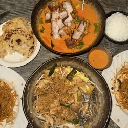Cafe Equator - Chicken Pad Thai