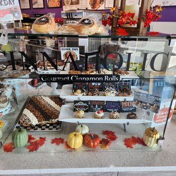 Cinnaholic - New spot for freshly baked cinnamon rolls/buns. The flavor toppings are hard to choose from. - Bakeries Near Me - Spring, Texas